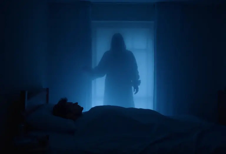 Ilustração de um espírito observando alguém dormindo em sono agitado