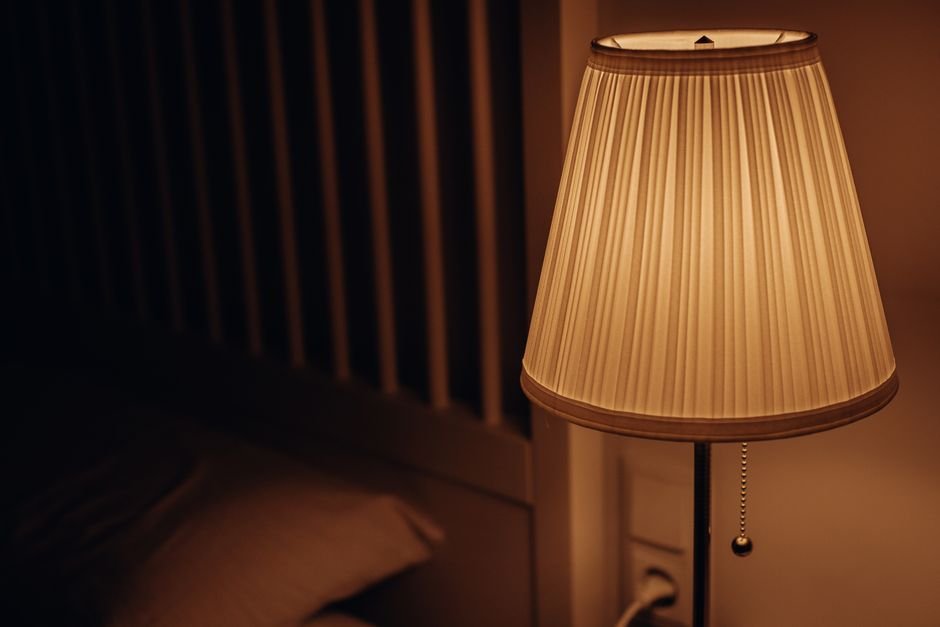 A luz acesa no quarto
