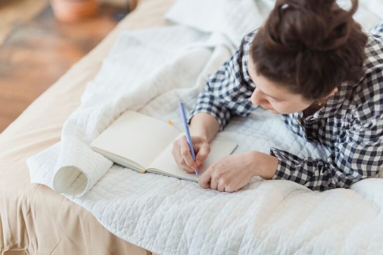 Como lembrar dos sonhos: 7 técnicas simples que funcionam de verdade