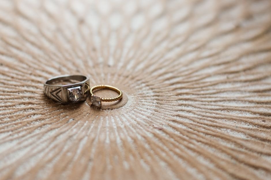 Sonhar com aliança de ouro, prata ou material estranho