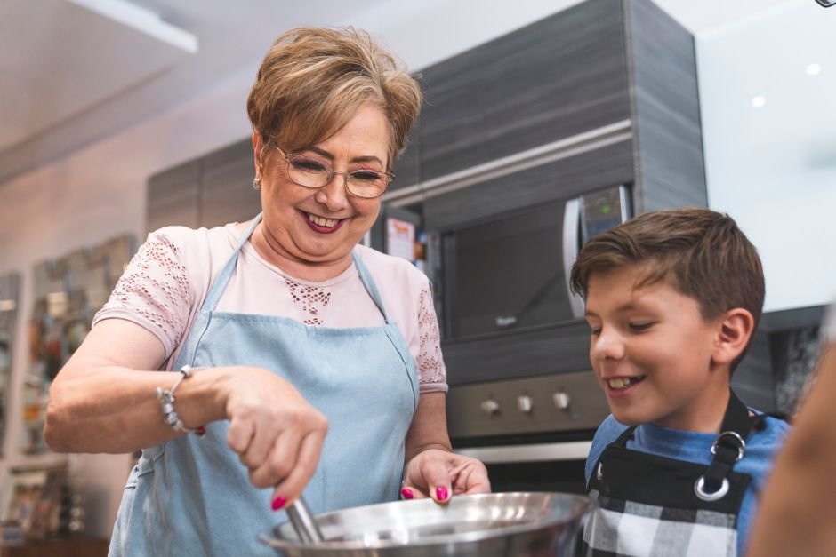 Sonhar com avó cozinhando