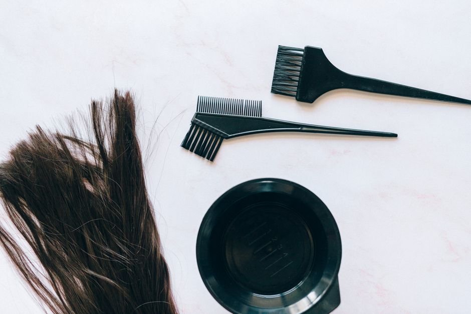 Sonhar com cabelo cortado caído no chão