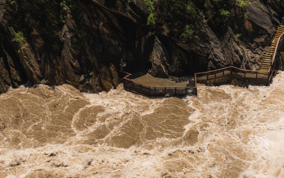 Sonhar com cachoeira suja ou barrenta