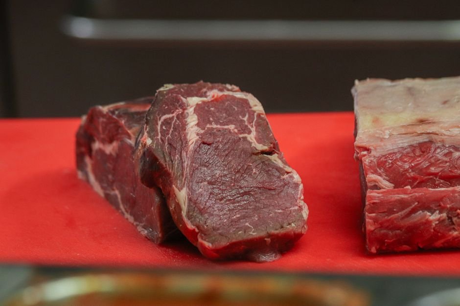 Sonhar com carne crua