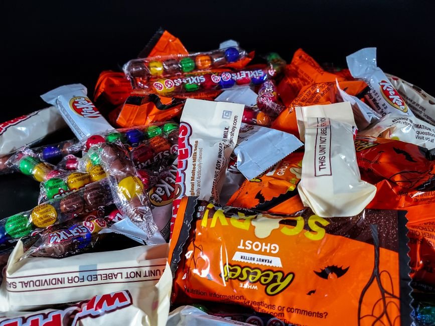 Sonhar com chocolate em excesso ou passando mal