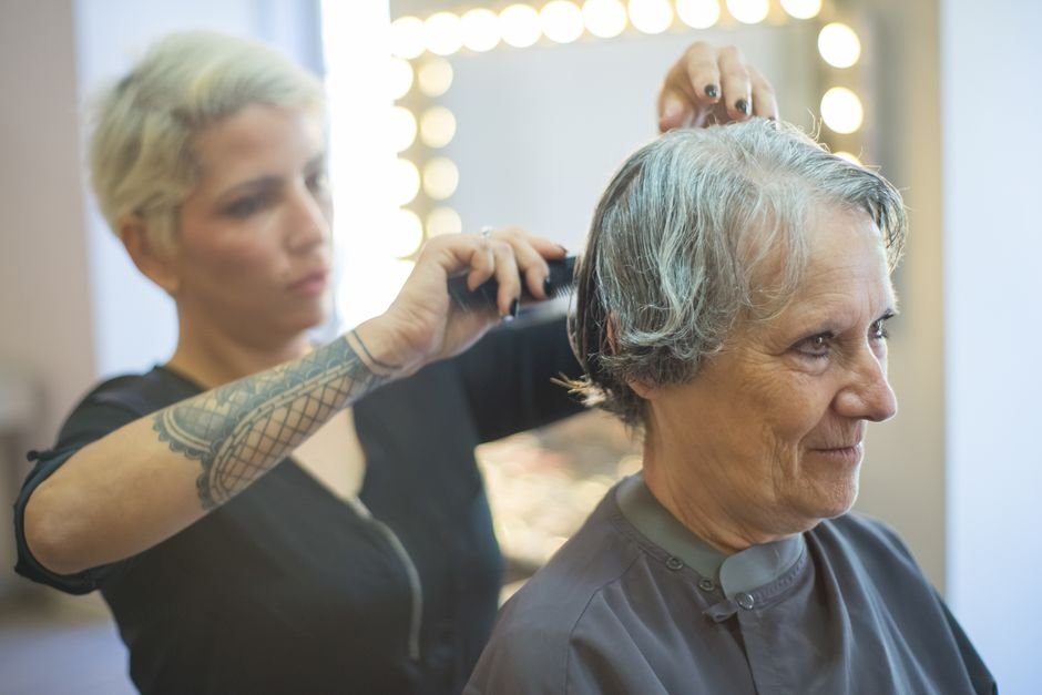 Sonhar com corte de cabelo errado ou exagerado