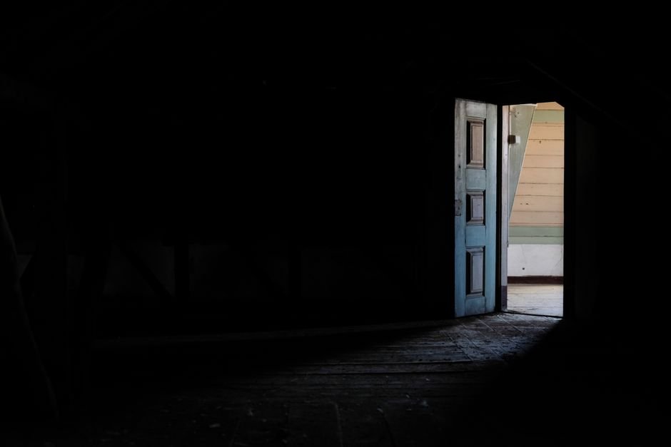 Sonhar com fantasma dentro de casa