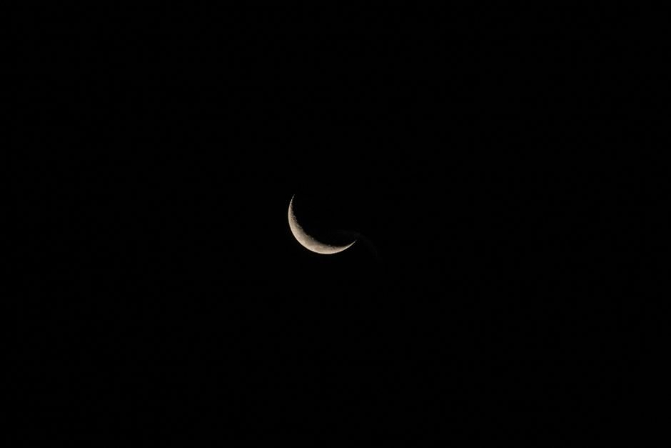 Sonhar com lua minguante ou lua nova (céu escuro)