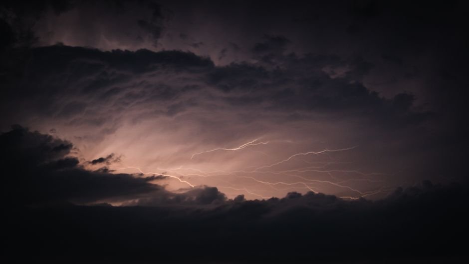 Sonhar com tempestade de raios e trovões
