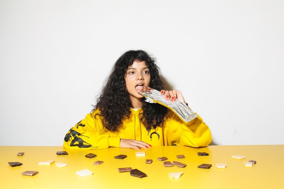 Sonhar comendo chocolate escondido ou com culpa