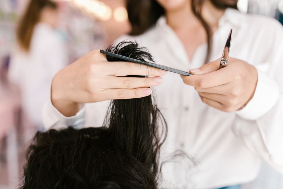 O que significa sonhar cortando o cabelo?