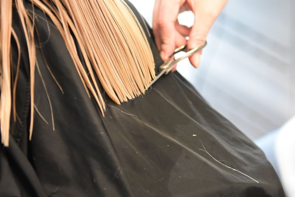 Sonhar que alguém corta seu cabelo sem permissão