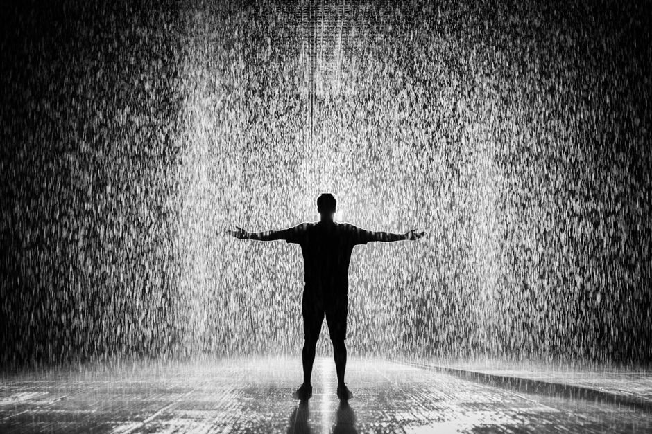 Sonhar tomando banho de chuva