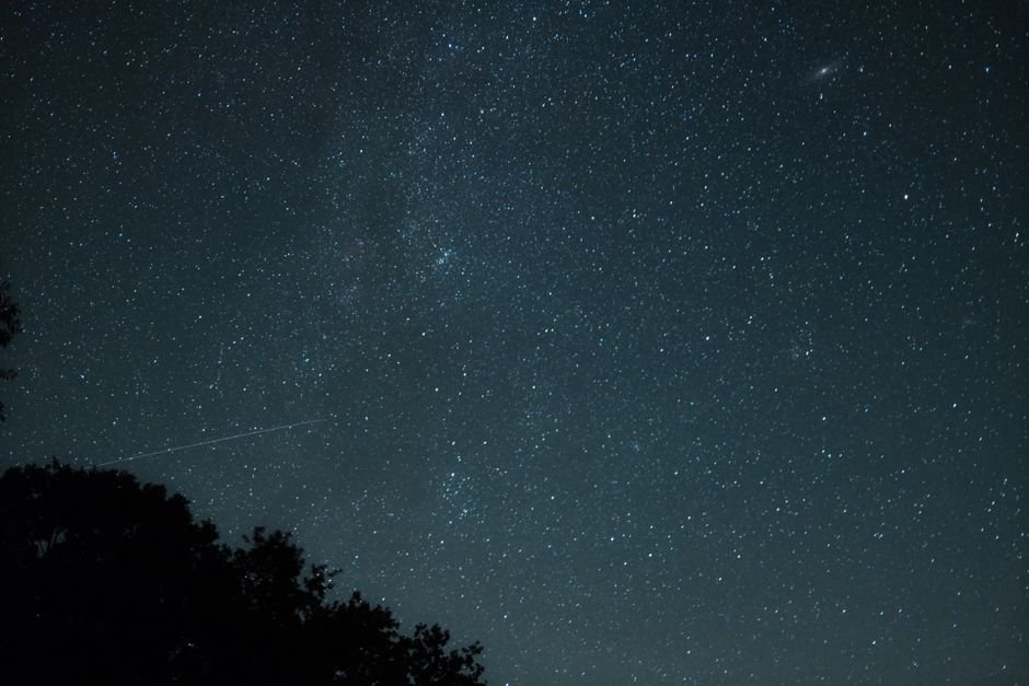 Sonhar com a estrela cadente caindo perto de você