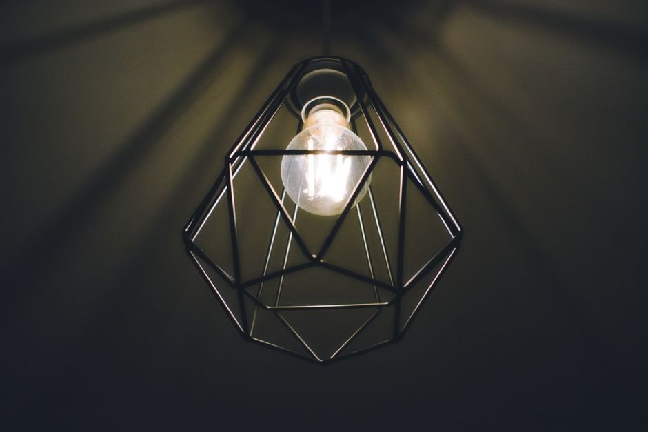 Sonhar com apagão e a luz voltando sozinha