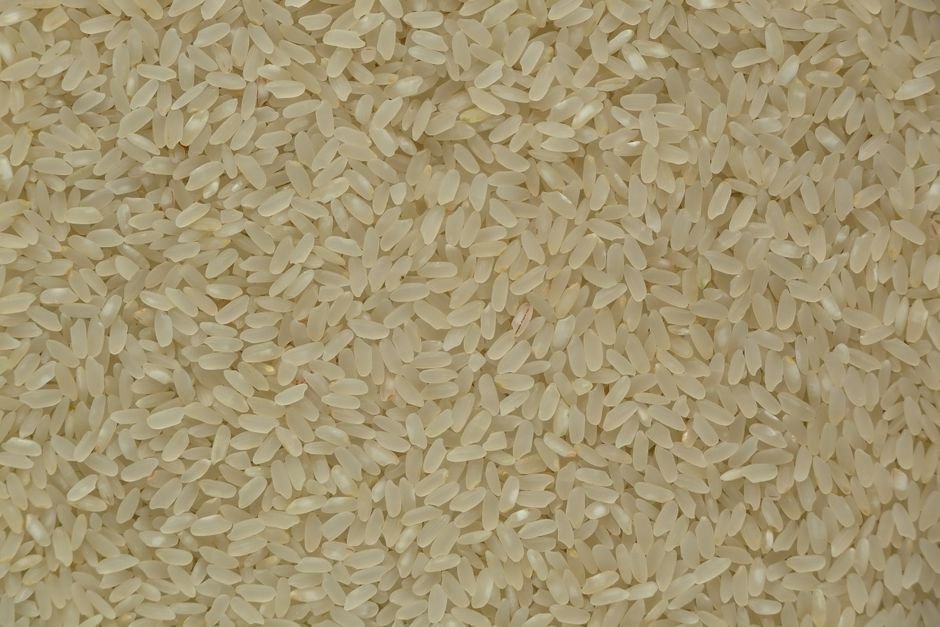 Sonhar com arroz cru