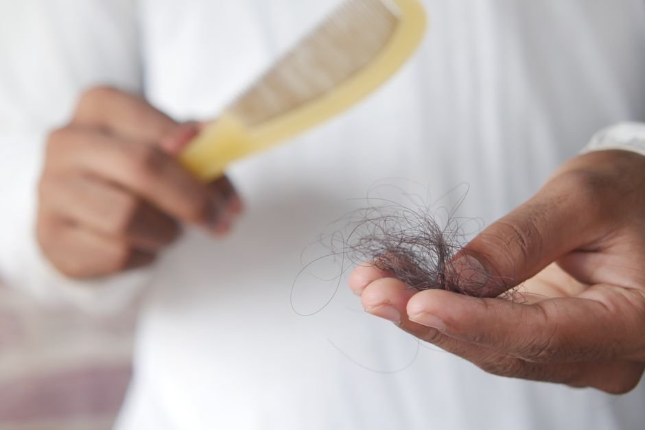 Sonhar com cabelo caindo aos poucos