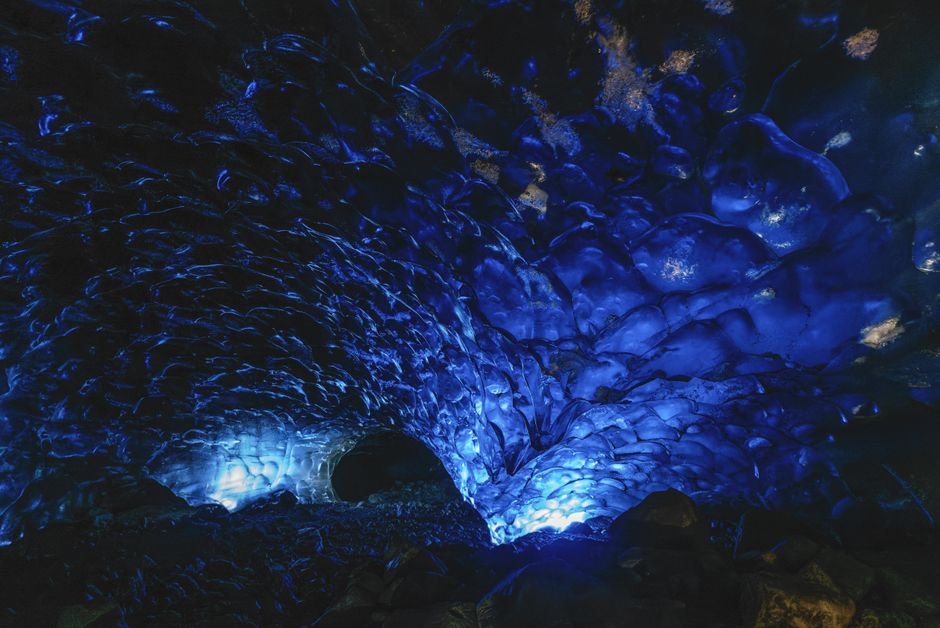 Sonhar com caverna cheia de cristais ou luz