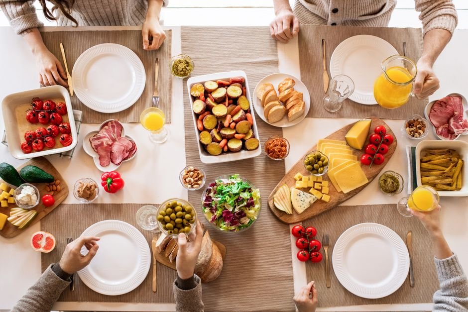 A mesa posta: prato cheio, fartura e festa