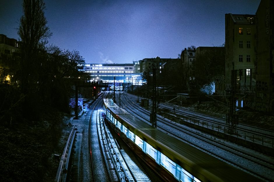 Sonhar com metrô andando na direção errada