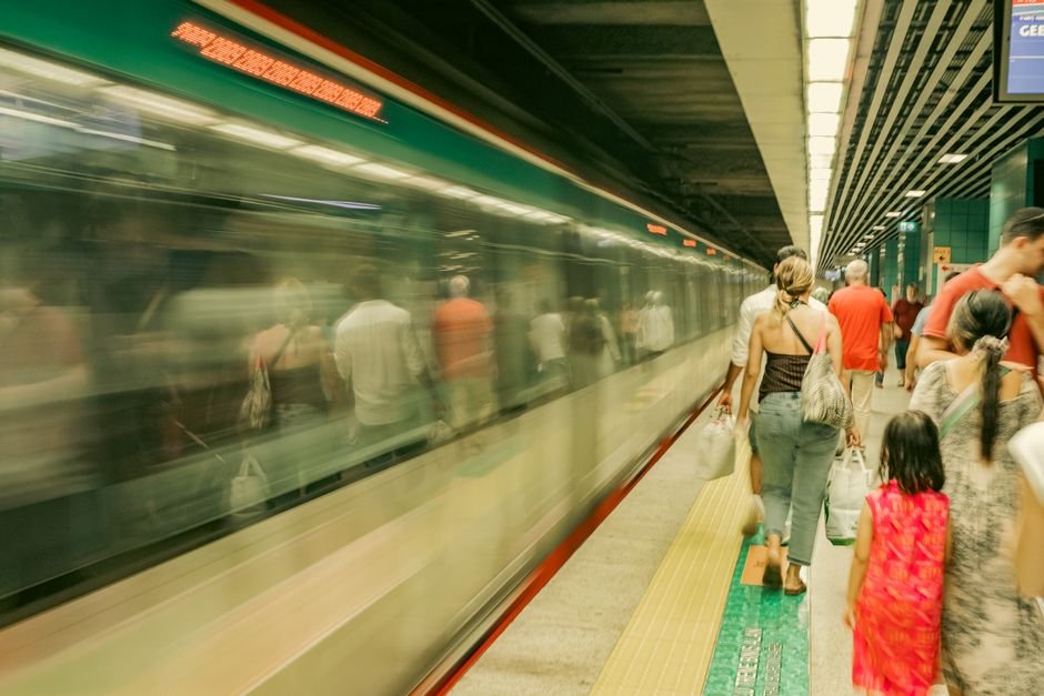 Sonhar com metrô lotado