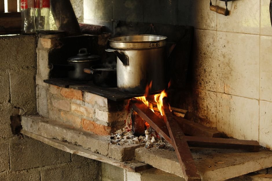 Sonhar com panela de pressão pegando fogo