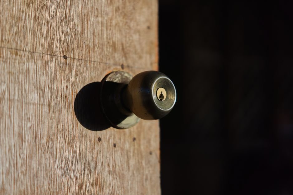 O que significa sonhar com porta trancada