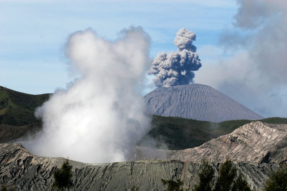 Sonhar com vulcão explodindo perto de você