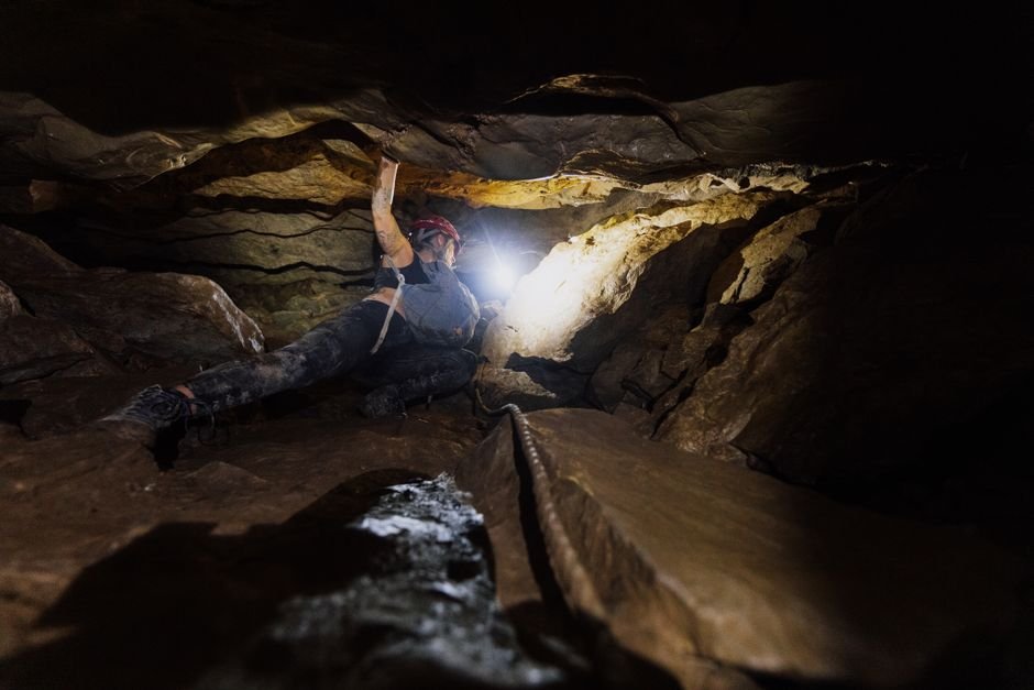 Sonhar entrando em uma caverna escura