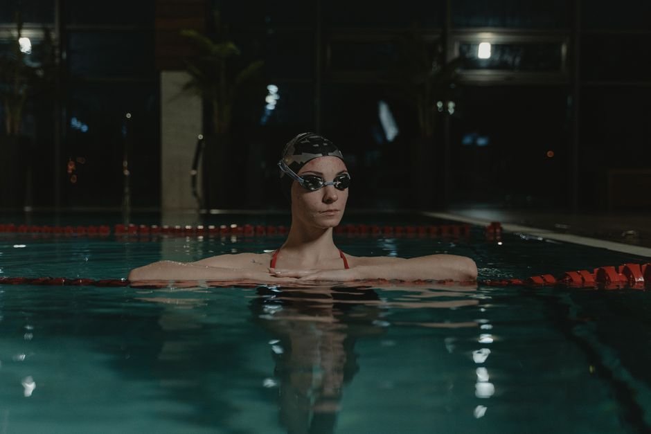 Sonhar nadando em piscina