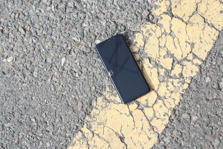 Sonhar que perdeu a bolsa com o celular dentro