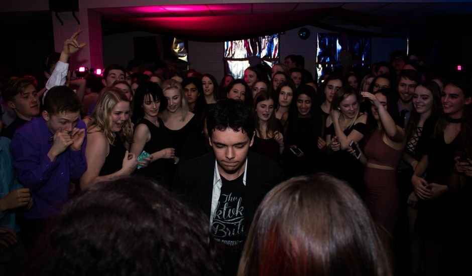 Sonhar que perdeu a bolsa em uma festa ou lugar cheio de gente