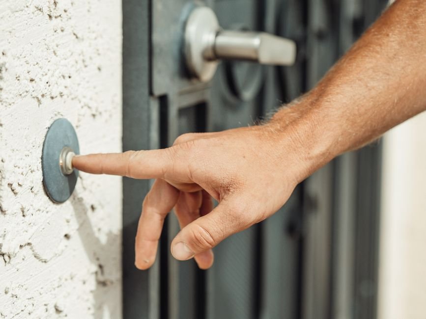 Sonhar tentando arrombar uma porta trancada