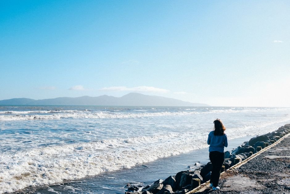 Sonhar vendo a maré alta de longe, da areia seca