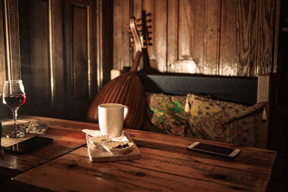Cafeína, álcool e refeições pesadas à noite