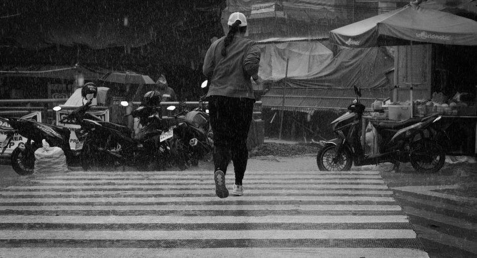 Caminhar na rua durante a chuva de granizo