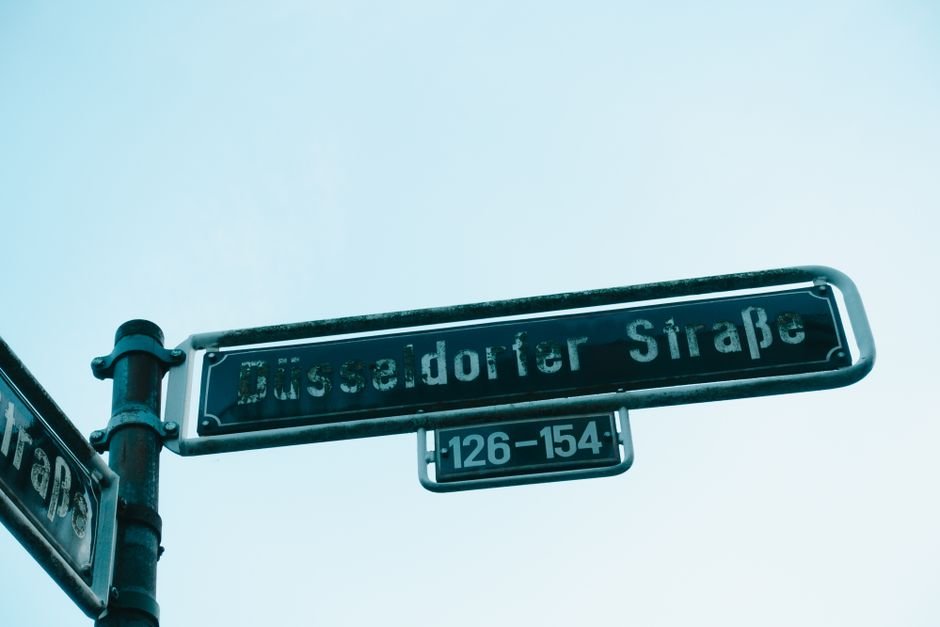 Sonhar com 1111 em uma placa ou documento