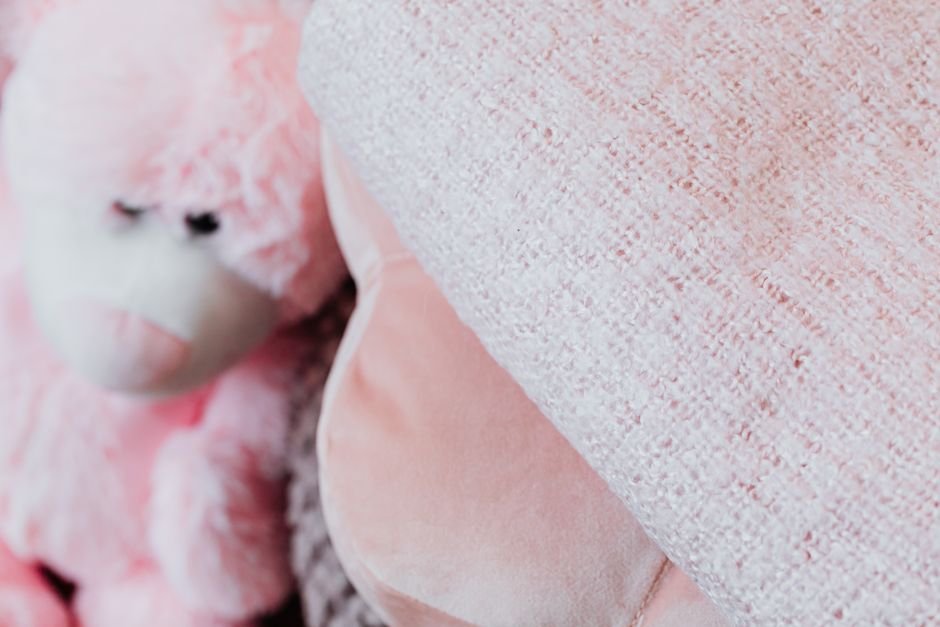 O que a psicologia diz sobre sonhar com a cor rosa
