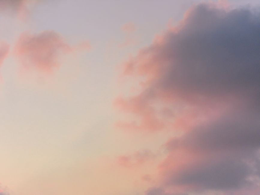 Sonhar com céu rosa ao amanhecer ou entardecer