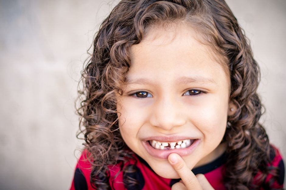 Sonhar com dente mole caindo sozinho