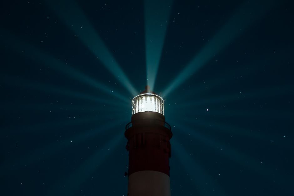 Sonhar com farol aceso guiando no escuro