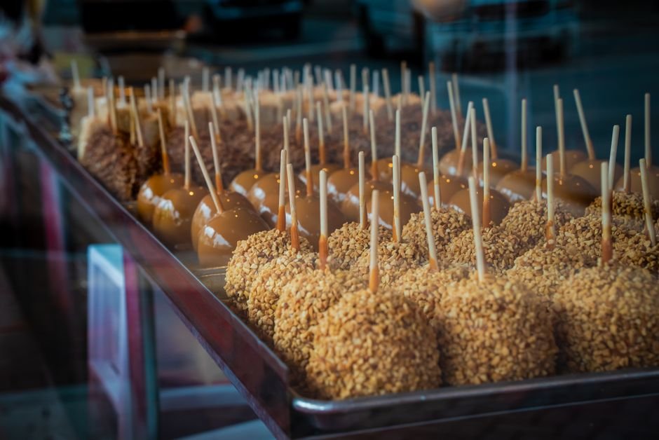 Sonhar com maçã do amor ou doce