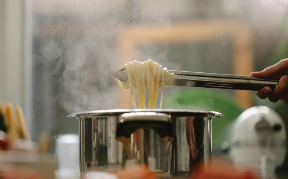 Sonhar com macarrão queimado