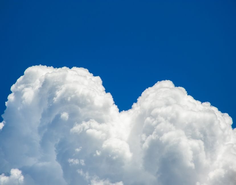 Sonhar com nuvens brancas e bonitas