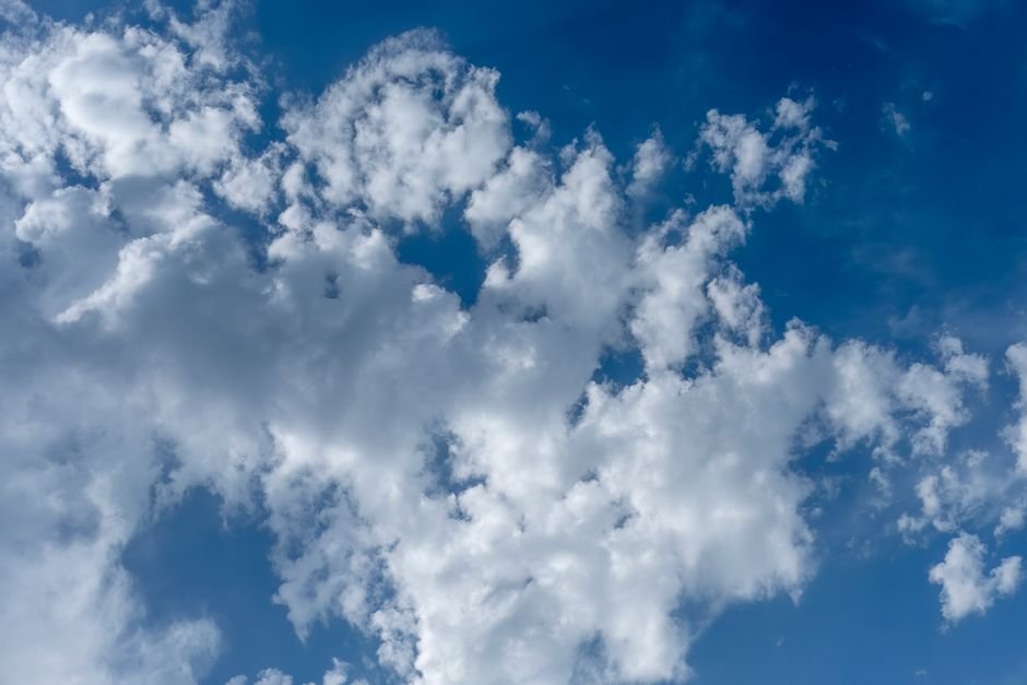 Sonhar com nuvens se movendo rápido no céu
