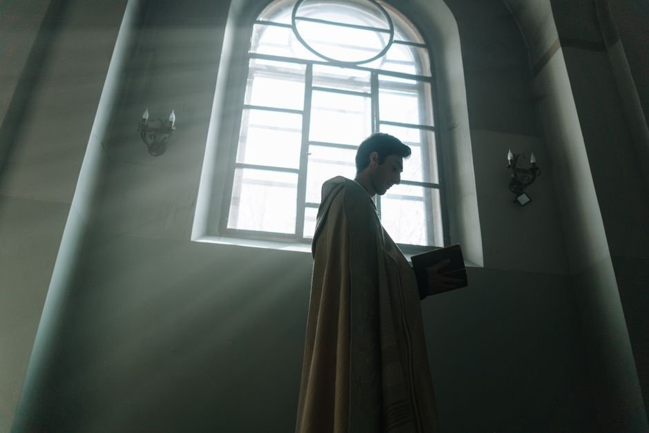 Sonhar com Padre Desconhecido