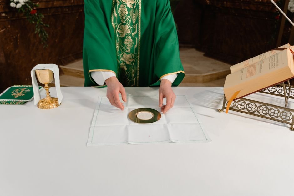 Sonhar com Padre Rezando Missa
