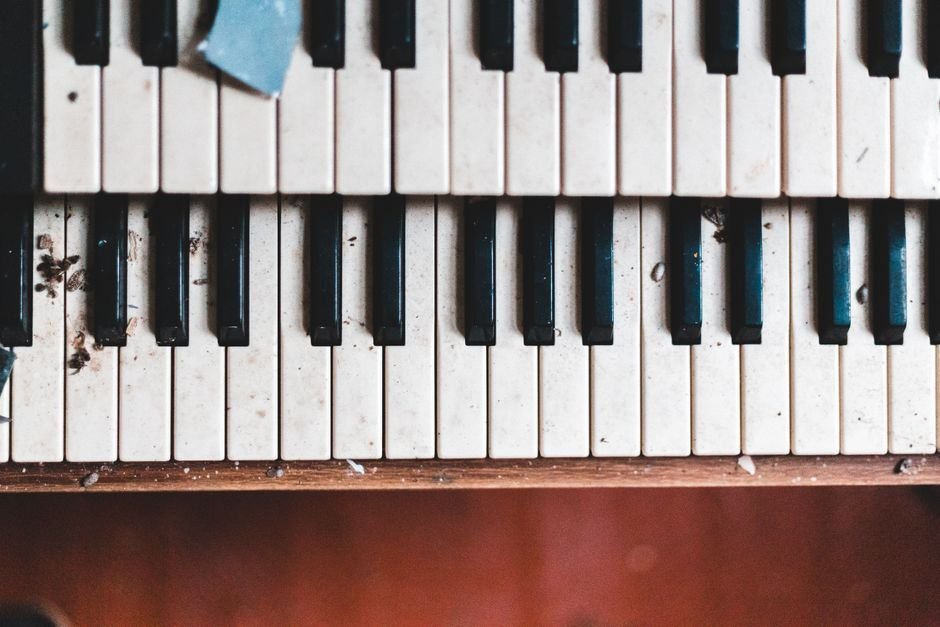 Sonhar com piano desafinado ou com teclas quebradas