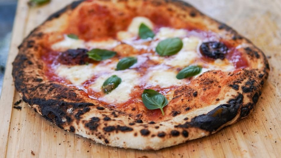 Sonhar com pizza queimada ou malfeita