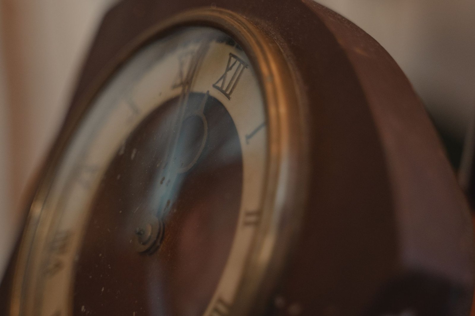 Sonhar com relógio parado: o que esse sonho quer te dizer sobre o tempo?